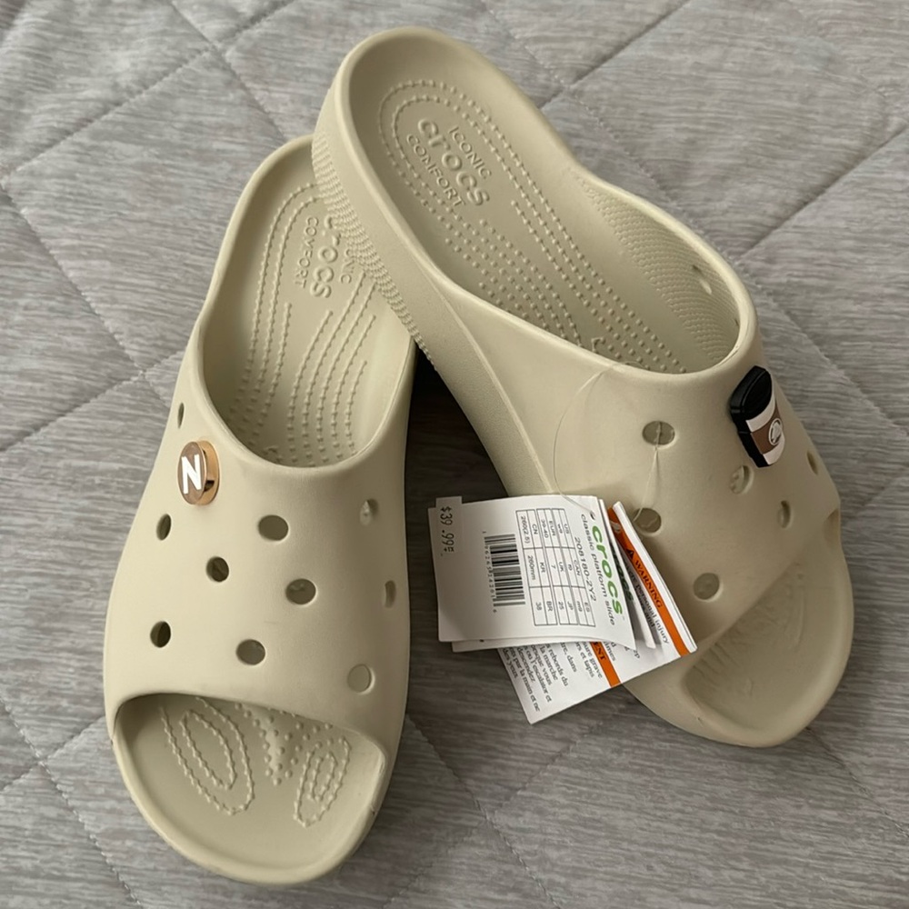 NWT Crocs platform sandal with two charms